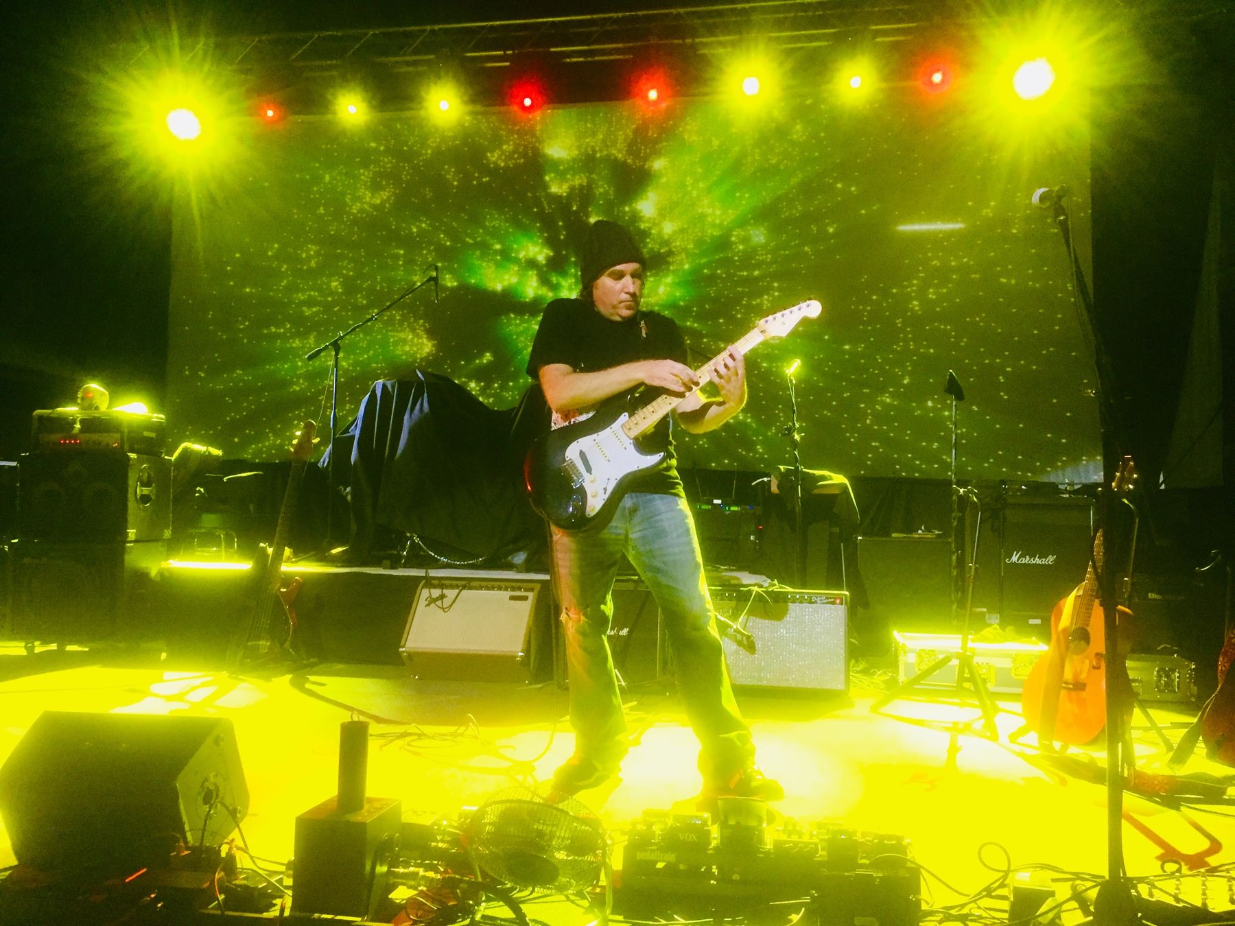 Mid-solo, yellow wash