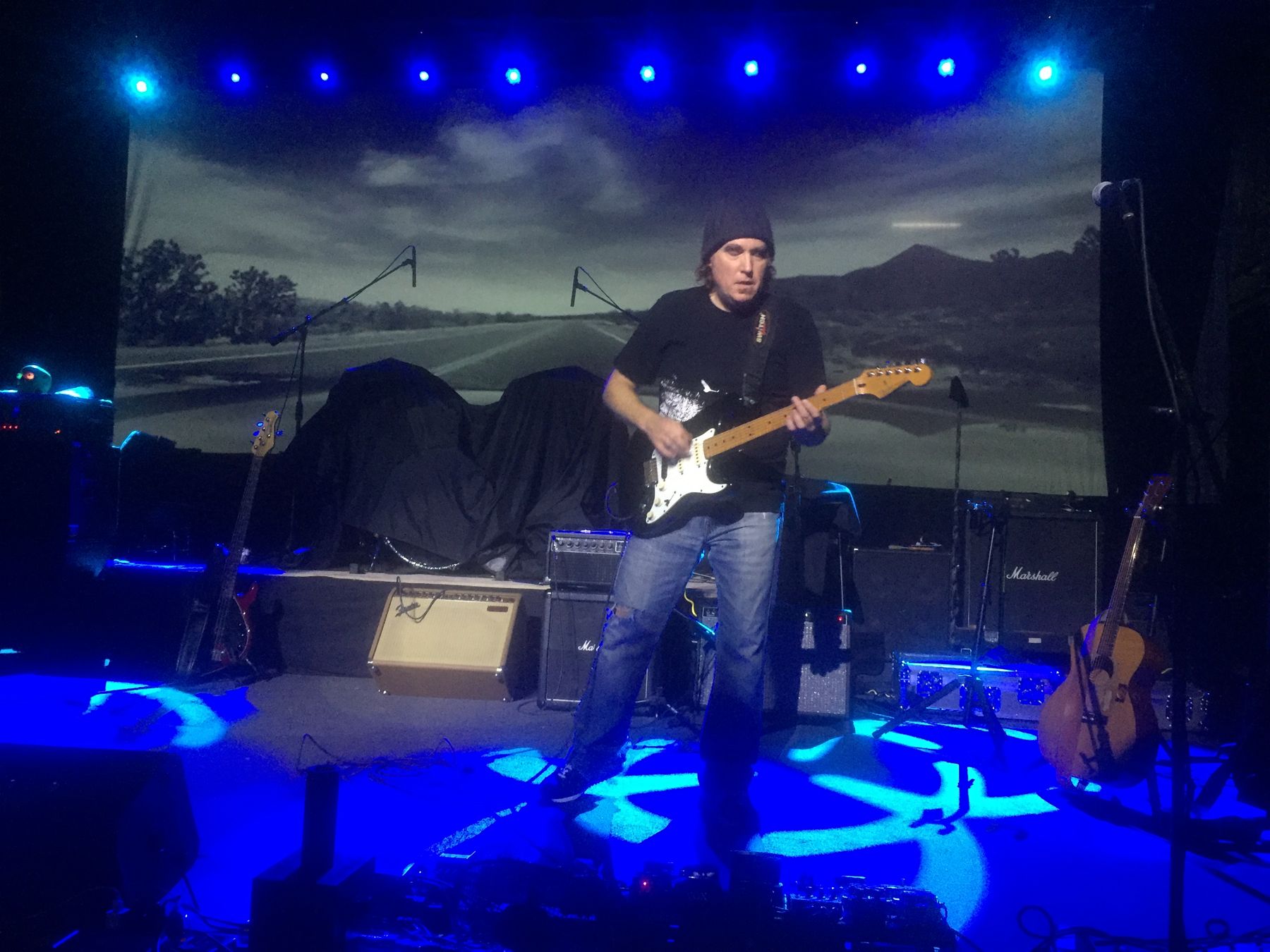 Open-road backdrop, blue set